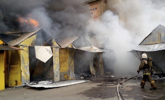 Поджог рынка «Феникс» в Энгельсе: пожар тушили три часа