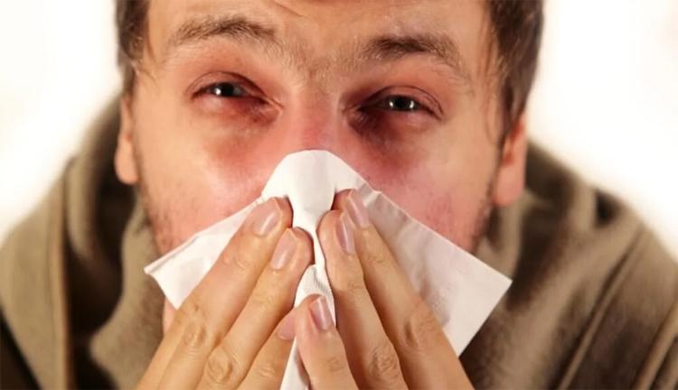 Ученые рассказали как отличить обычную простуду от коронавируса
