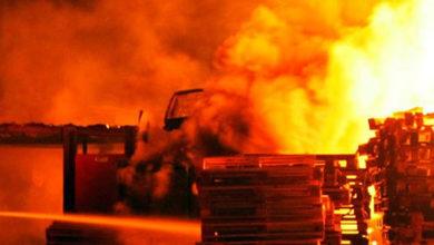 В Балаково тушили крупный пожар на складе с пиломатериалами