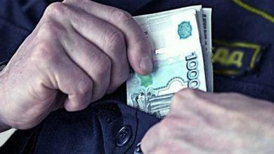 Балаковский полицейский вымогал взятку с водителя через посредника и теперь заключен под стражу