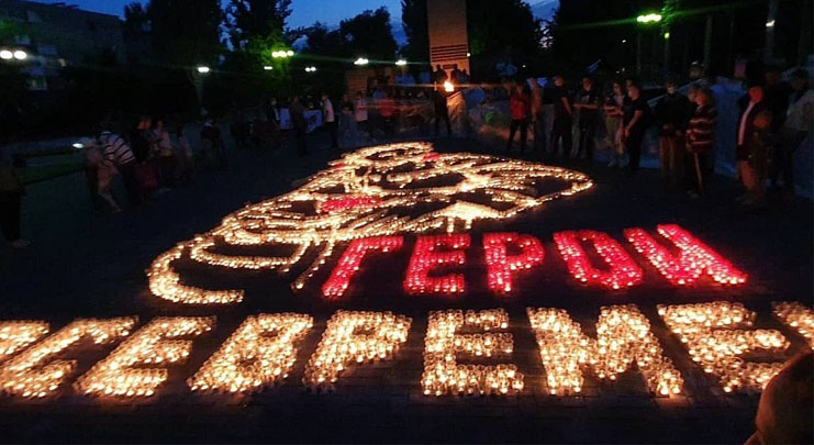 В Балаково из 7 тысяч свечей создали портрет военной медсестры