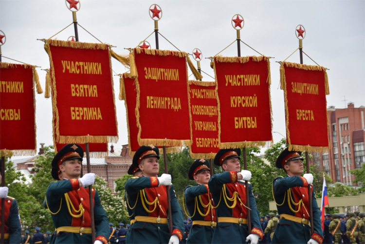 В честь 75-летия Победы сегодня в Саратове состоялось торжественное прохождение войск