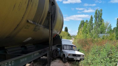 На переезде в Балаково столкнулись пирожок и локомотив