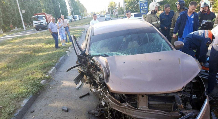 ДТП на Трнавской водитель Lada XRAY врезался в столб
