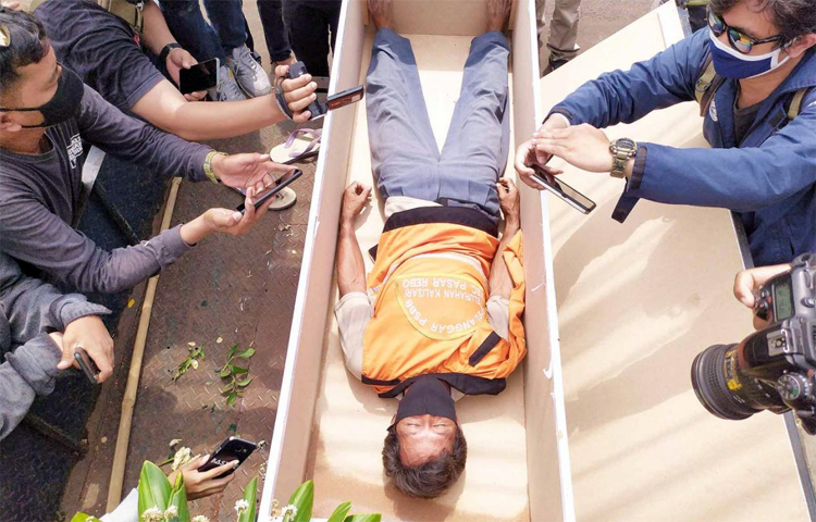 Нарушителей масочного режима в Индонезии заставляли ложиться в гроб
