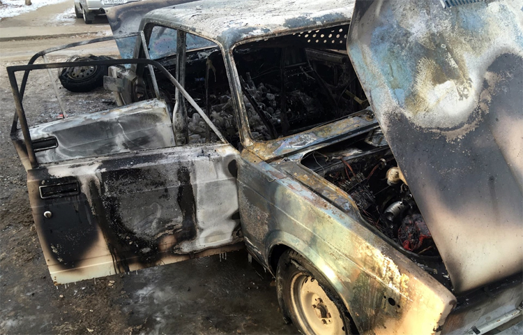 Пожар на проспекте Героев в Балаково загорелись сразу три машины