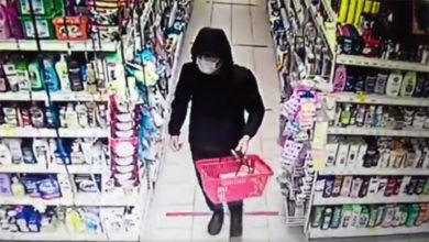 Молодой мужчина украл 5 бутылок водки и одну выпил, пока его ловили – видео