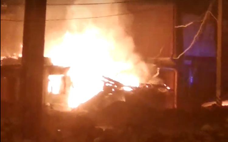 Ночью в Балаково полностью сгорел дом на Комарова