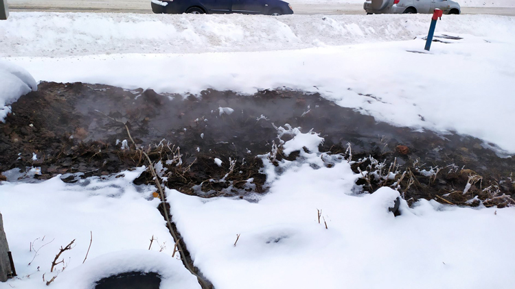 Жители беспризорного дома в Балаково сливали теплоноситель на улицу через форточки