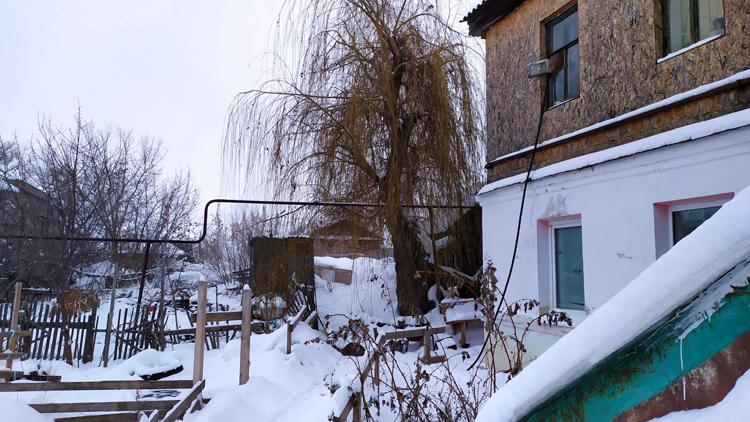 Жители беспризорного дома в Балаково сливали теплоноситель на улицу через форточки
