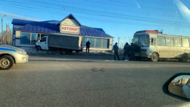 Сегодня в Балаково пассажирский автобус врезался в грузовую «газель»