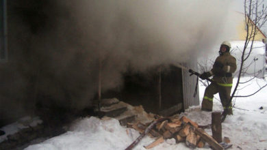 Перед женским праздником в Балаковском районе сгорела баня на улице 8 Марта