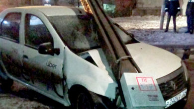 В Балаково таксист повалил столб и скрылся с места ДТП