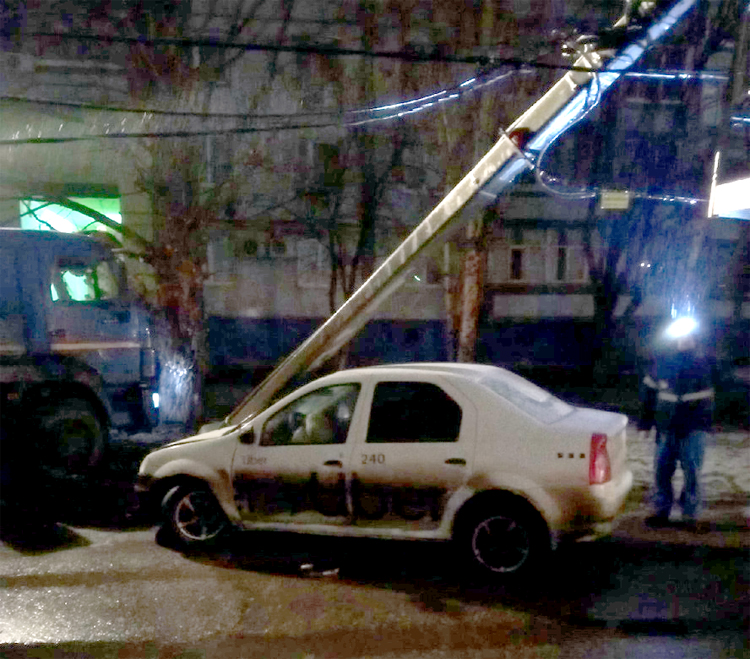 В Балаково таксист повалил столб и скрылся с места ДТП