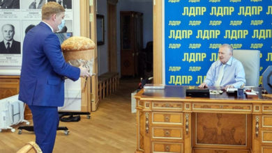 Жириновского поздравили с юбилеем саратовским калачом