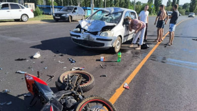 В Балаково мотоциклист врезался в иномарку под управлением женщины