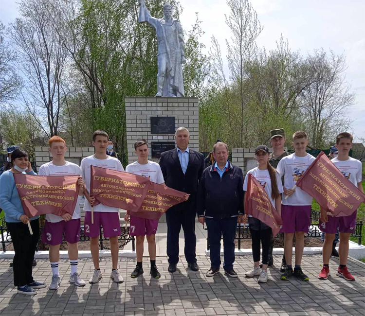 Балаковские студенты пробежали от обелиска в Балаково до обелиска в селе Натальино