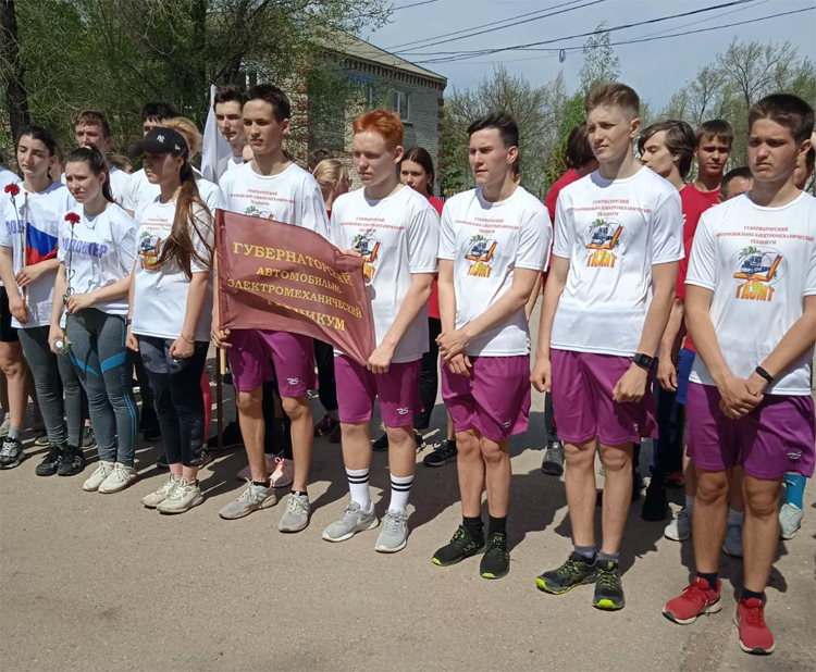 Балаковские студенты пробежали от обелиска в Балаково до обелиска в селе Натальино
