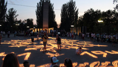 Чтобы помнили: у Обелиска зажгли 10 000 свечей в память о балаковцах, погибших в годы войны