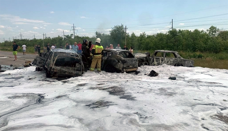 На дороге в Саратов в ДТП дотла сгорели четыре автомобиля