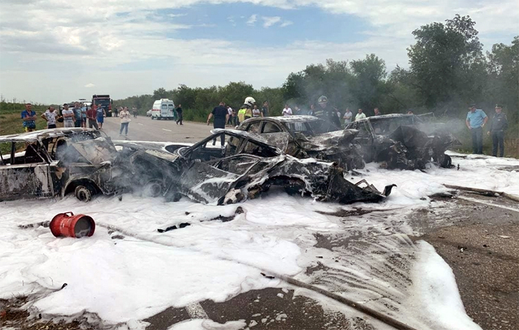 На дороге в Саратов в ДТП дотла сгорели четыре автомобиля