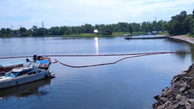 На судоходном канале в Балаково ликвидируют двухкилометровое нефтяное пятно