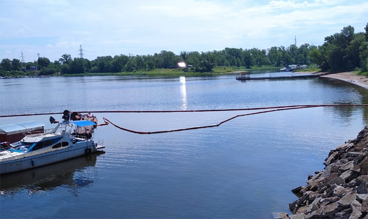 На судоходном канале в Балаково ликвидируют двухкилометровое нефтяное пятно