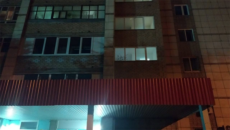 В Балаково женщина упала на козырек подъезда с 14-го этажа и разбилась насмерть