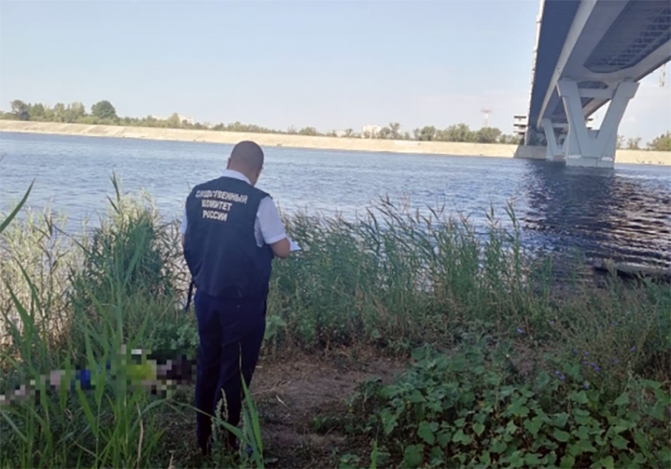 В Балаково вытащили из воды тело женщины, упавшей с моста Победы