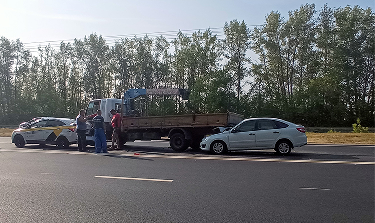 Грузовик между двумя Hyundai: рядом с Балаково произошло тройное ДТП