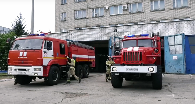 В минувшие выходные балаковские пожарные тушили квартиру, два дома, гараж и автомобиль