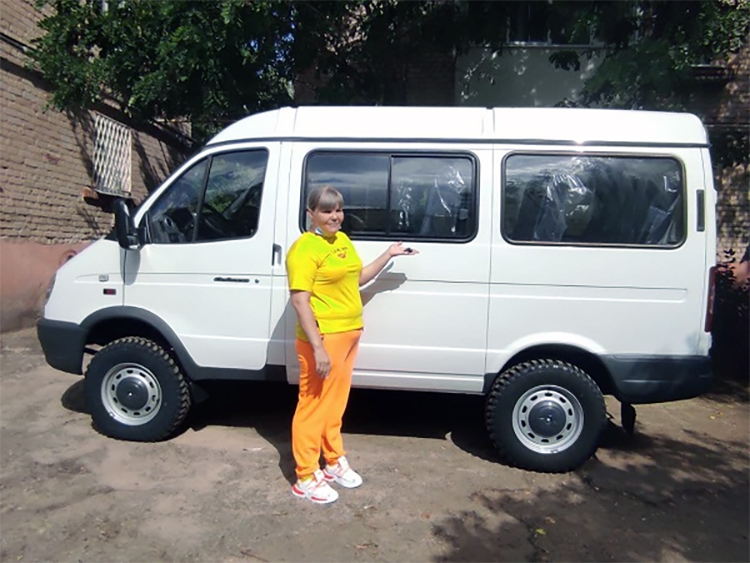 Многодетная семья из Балаково решила продать подаренный им позавчера в рамках региональной поддержки микроавтобус