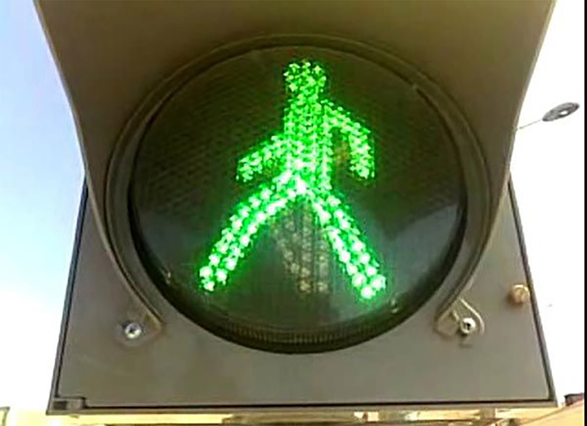 Светофоры всегда зеленые. Зеленый светофор. Зеленый сигнал светофора. Светофор зеленый человек. Зелёный человечек саетофора.