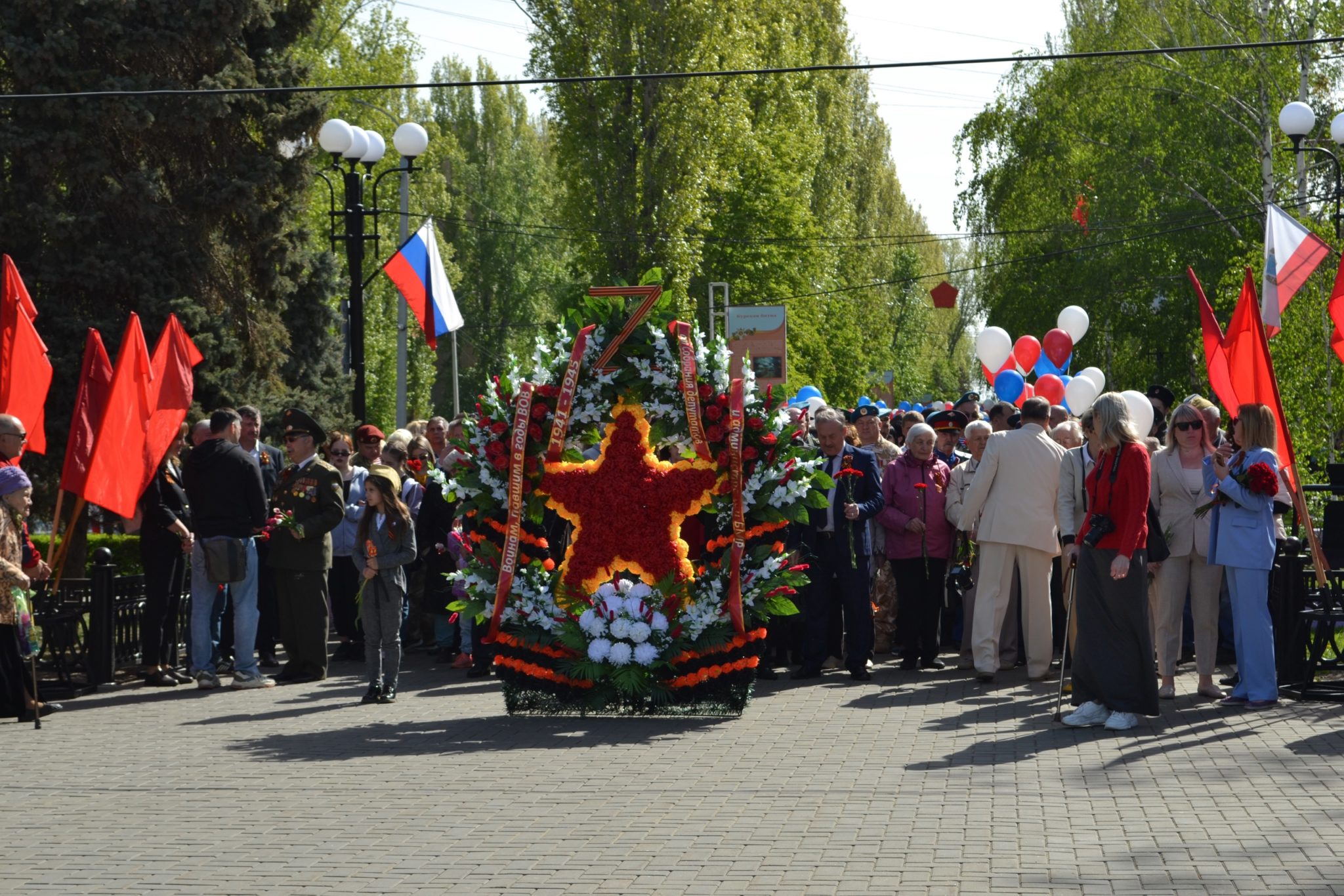 Возложение цветов к обелиску. Возложили цветы к обелиску памяти балаковцам. Возложение цветов к обелиску погибшим. Балаково Обелиск памяти.