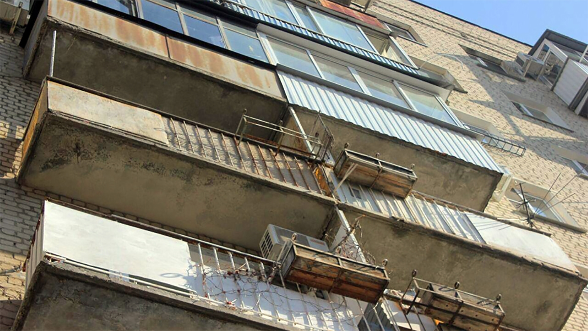 Саратов мужчина выпал. Российский балкон. Вид с балкона 5 этажа. Пятиэтажка. Балкон фото.
